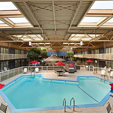 Ramada By Wyndham Clarion Hotel Exterior foto